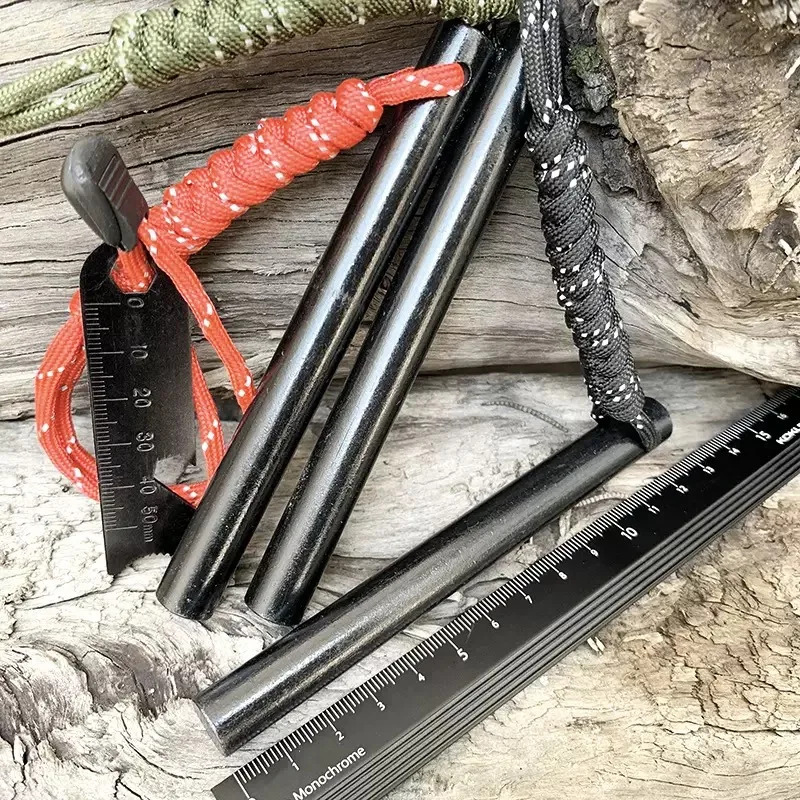 Magnesium Fire Starter - ベア・グリルズ 3-in-1 EDC サバイバルファイヤースターター、コンパクトマグネシウムフリントロッド（ホイッスル付き）、アウトドア愛好家への完璧なギフト