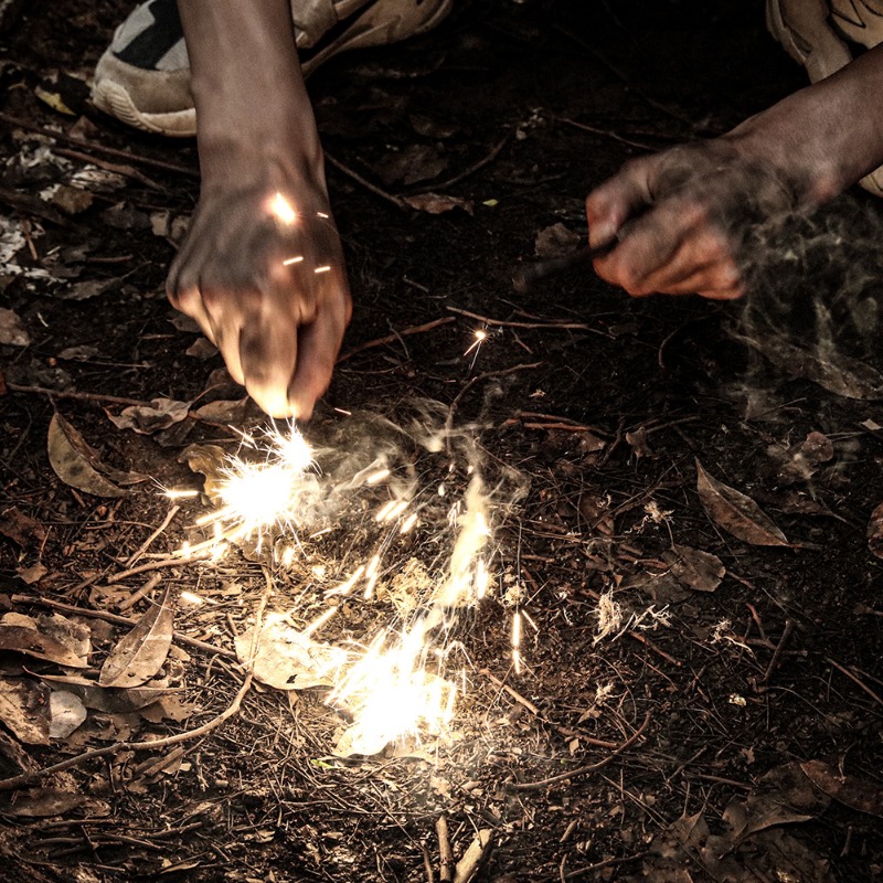 キャンプファイヤースターターキット マグネシウムロッド サバ - Magnesium Fire Starter のレビューと価格